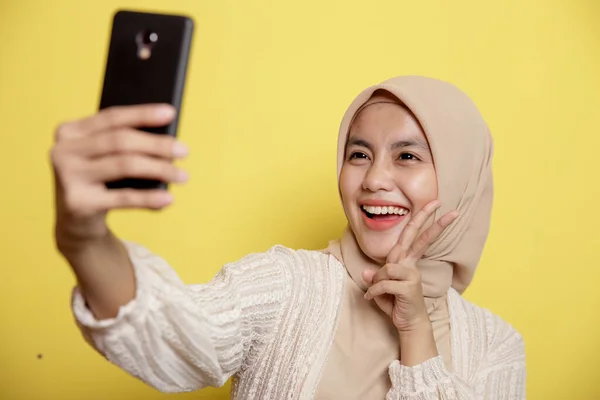 Женщина мусульманка носит хиджаб счастливое селфи с телефоном — стоковое фото