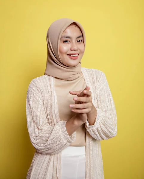 Ázsiai gyönyörű hidzsáb női gazdaság kéz mosoly kifejezés nagyon boldog — Stock Fotó
