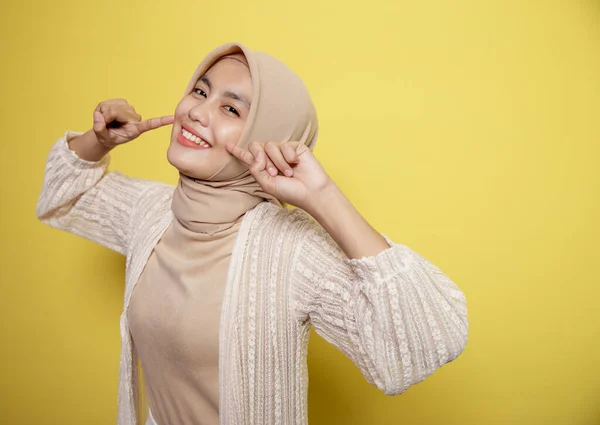 Hijab muda yang indah wanita tersenyum senyum keju ekspresi sangat bahagia — Stok Foto