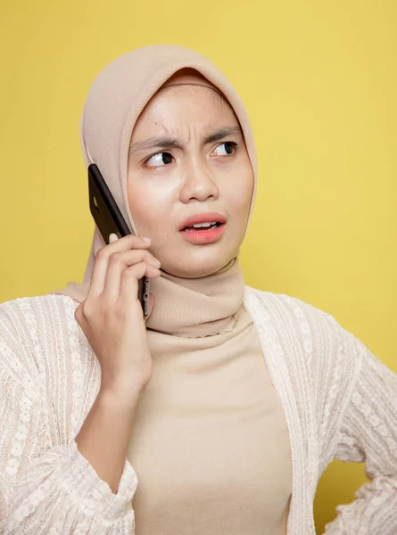 Close up mulher hijab com uma chamada telefone expressão — Fotografia de Stock