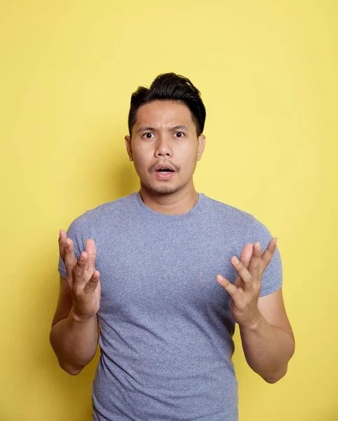 Muž na sobě ležérní tričko mluvení výraz při pohledu do kamery — Stock fotografie