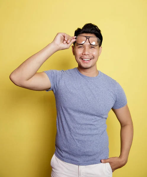 Ein glücklicher Mann in einem lässigen T-Shirt mit Brille — Stockfoto