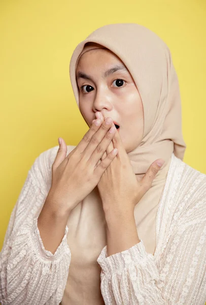 Close up hijab mulheres com expressão chocada na câmera — Fotografia de Stock