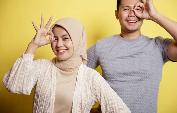 Хіджаб жінки і чоловіки щасливі і показати добре знак разом . — стокове фото