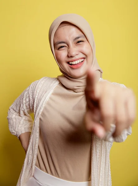 A expressão sorridente de uma bela mulher usando hijab aponta para a câmera — Fotografia de Stock