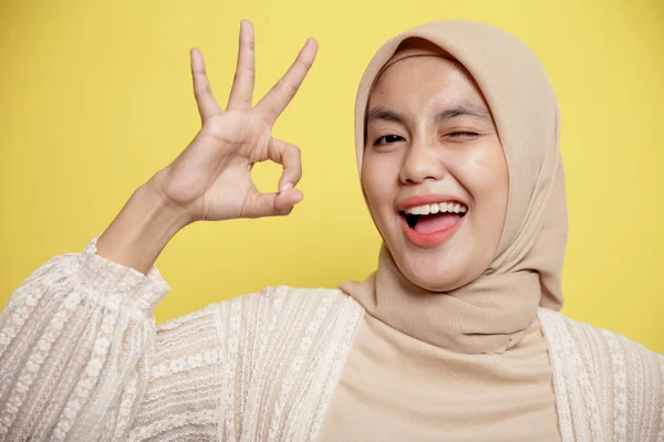 Fechar jovens mulheres hijab feliz e mostrar o sinal OK — Fotografia de Stock