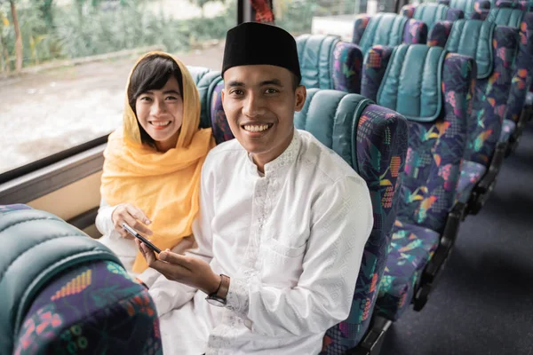 Muslim pasangan perjalanan dengan bus selama hari libur eid mubarak — Stok Foto