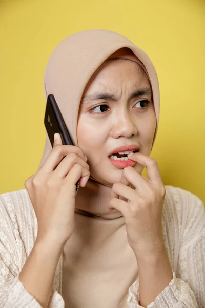 Mujer musulmana usando hijab con un teléfono que llama expresión triste —  Fotos de Stock