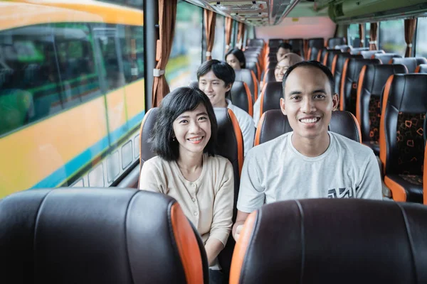 Seorang pria dan wanita tersenyum saat duduk di bus — Stok Foto