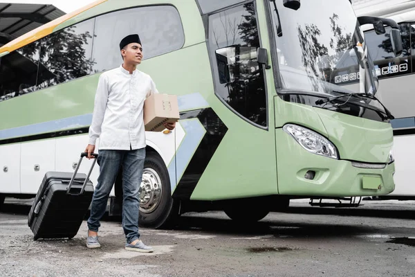 Mężczyzna muzułmanin podróż autobusem podczas pandemii — Zdjęcie stockowe