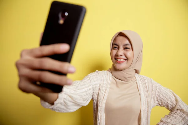 Женщина мусульманка носит хиджаб счастливое селфи с телефоном — стоковое фото
