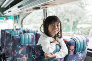 Müslüman bayramı gezisi ailesiyle birlikte otobüse biniyor.