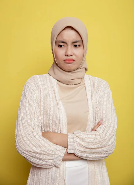 Jovem mulher vestindo hijab com uma expressão solitário cruzado braços — Fotografia de Stock