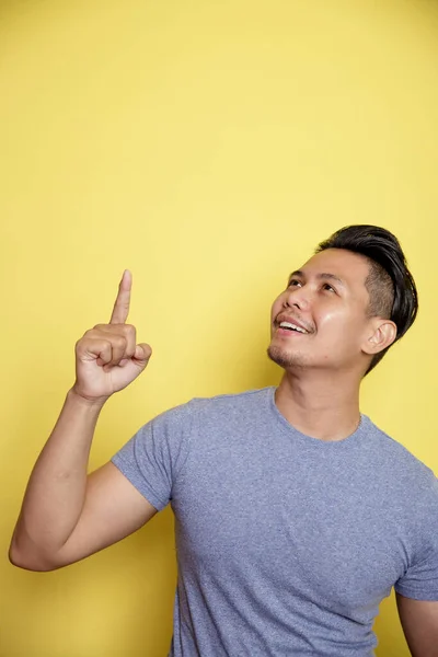 Hombre con camiseta casual sonrisa expresión mostrando espacio en blanco. idea de pensamiento —  Fotos de Stock