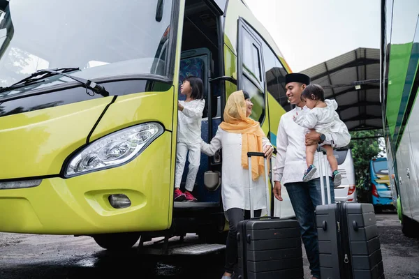 Muslimischer Urlaubsausflug mit Familie im Bus — Stockfoto