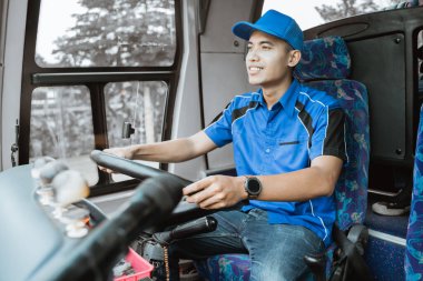 Otobüsü bir erkek otobüs şoförü kullanıyor.