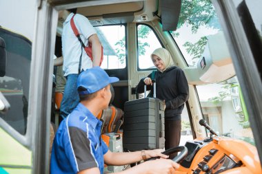Otobüs şoförü bir bavul taşıyan peçeli bir kadın görmüş.