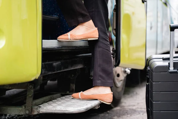 Κλείσιμο των ποδιών μιας γυναίκας με παπούτσια αναβάθμιση της πόρτας του λεωφορείου βήματα — Φωτογραφία Αρχείου