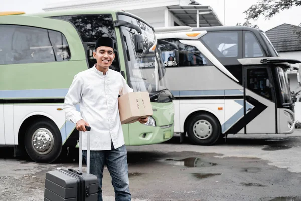 Mannelijke moslim reizen met de bus tijdens pandemie — Stockfoto