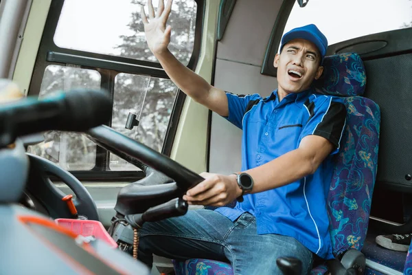青い制服を着た男のバスの運転手 — ストック写真