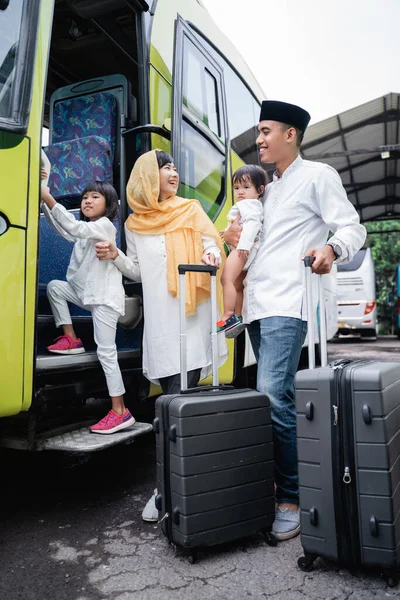 Muslim liburan naik bus bersama-sama dengan keluarga — Stok Foto