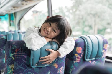 Müslüman bayramı gezisi ailesiyle birlikte otobüse biniyor.