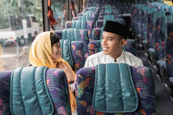 Casal muçulmano viajar de ônibus durante as férias eid mubarak — Fotografia de Stock