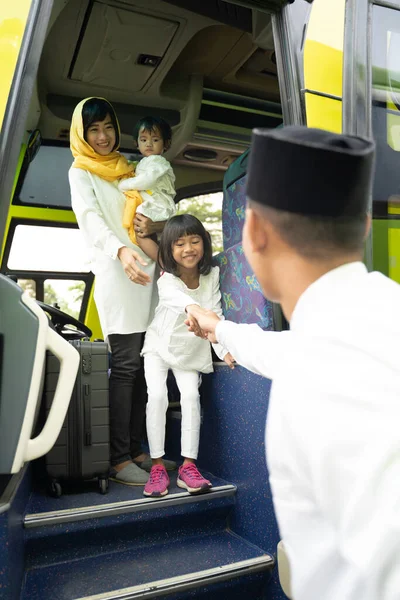 Viagem de férias muçulmano montando um ônibus junto com a família — Fotografia de Stock