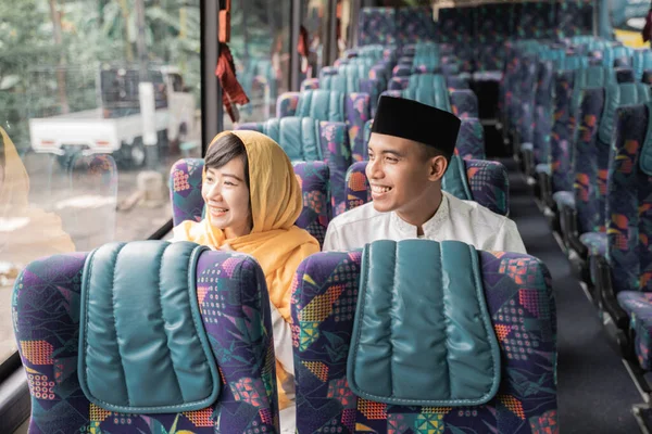 Casal muçulmano viajar de ônibus durante as férias eid mubarak — Fotografia de Stock