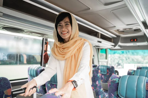 Mulher muçulmana fazendo eid mubarak viajando de volta para sua cidade natal, montando um ônibus — Fotografia de Stock