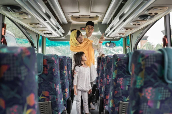 Viagem de férias muçulmano montando um ônibus junto com a família — Fotografia de Stock