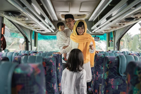 Viaje de vacaciones musulmana en autobús junto con la familia — Foto de Stock