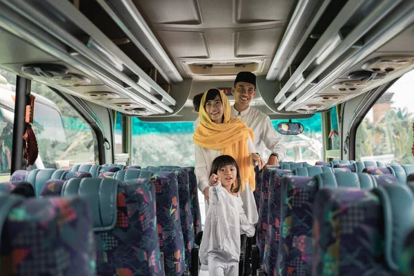 Muslimsk semesterresa med buss tillsammans med familjen — Stockfoto