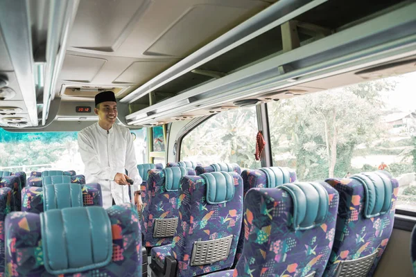 Азійський муслім, який їздить на автобусі, вертаючись до рідного міста. — стокове фото