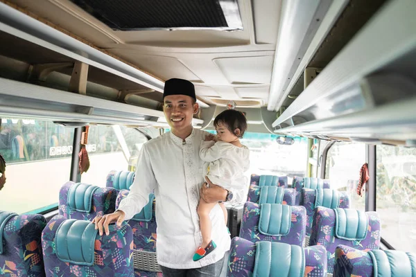 Ásia muçulmano homem e filha fazendo eid mubarak viajando — Fotografia de Stock