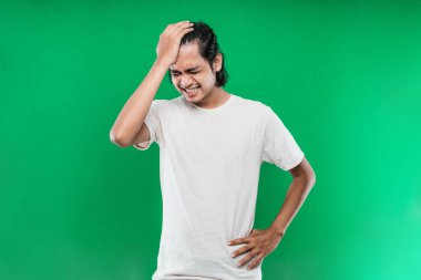 Asyalı yakışıklı, baş ağrısı çeken, uzun siyah saçlı, tek eliyle başını tutuyor.