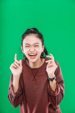 Genç Asyalı kadın ağzı açık ve şaşkınlıkla ellerini kaldırıyor.