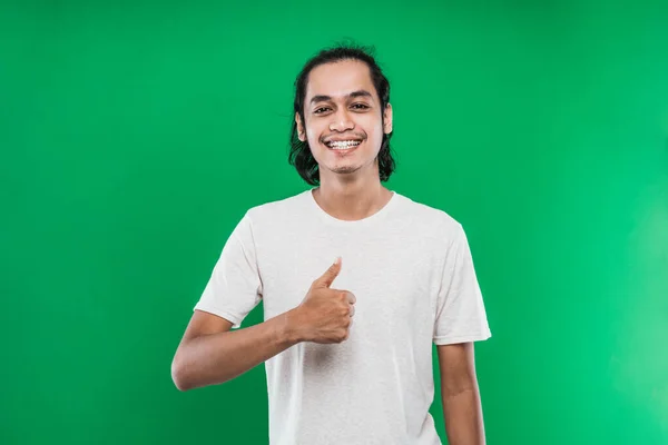 Porträt asiatischer Mann zeigt lächelnd Daumen in die Kamera — Stockfoto