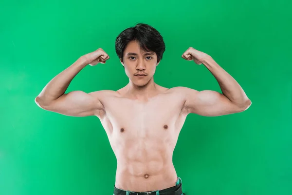 Retrato fuerte atlético hombre mostrando muscular cuerpo encima — Foto de Stock