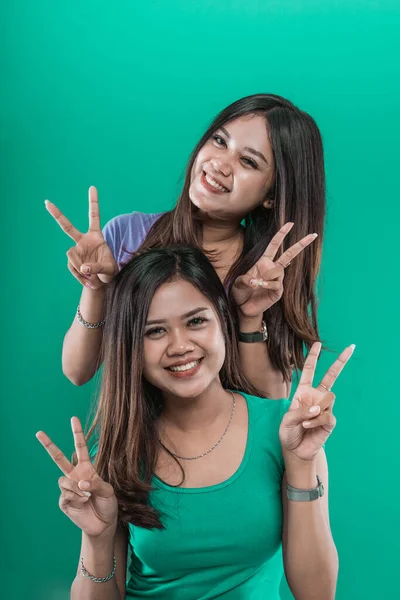 Retrato hermana gemela mujer asiática sonriendo felicidad y dando la señal de paz — Foto de Stock