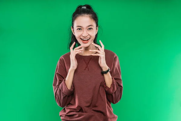 Mooi gelukkig meisje dragen trui glimlachen en kijken naar camera — Stockfoto