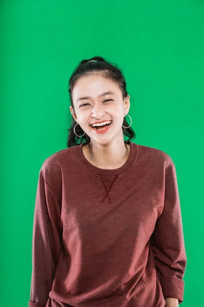 아름다운 젊은 아시아 여성이 웃으면서 카메라를 보면서 스웨터를 입고 있습니다 — 스톡 사진