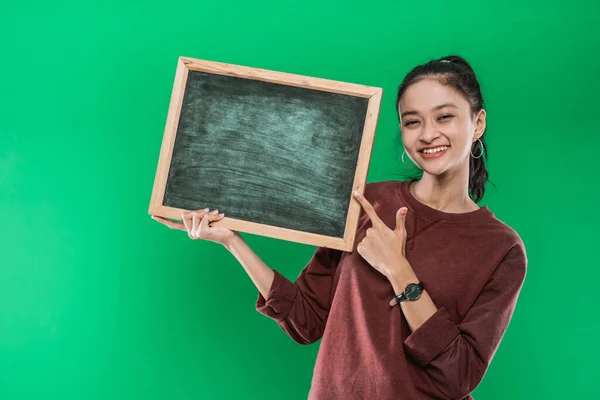 Jovem mulher asiática apresentando e apontando para algo em um quadro branco — Fotografia de Stock