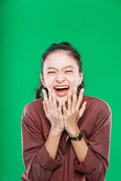 Genç Asyalı kadın ağzı açık ve şaşkınlıkla ellerini kaldırıyor. — Stok fotoğraf