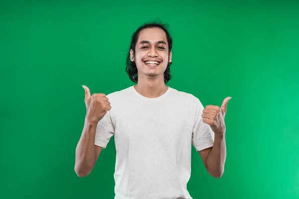 Bello uomo alzando due mani mentre mostra i pollici alla fotocamera con sorridente — Foto Stock