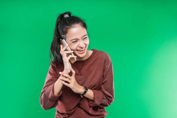 젊고 아름다운 아시아인 여성 이 전화로 웃으며 행복하게 말하고 있습니다 — 스톡 사진