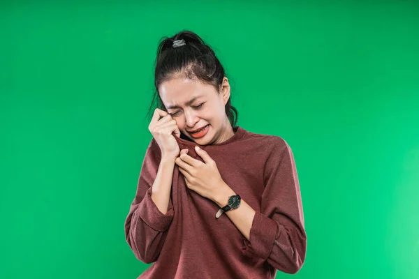 O rosto de uma expressão de choro de uma jovem mulher asiática enquanto enxuga lágrimas com roupas — Fotografia de Stock