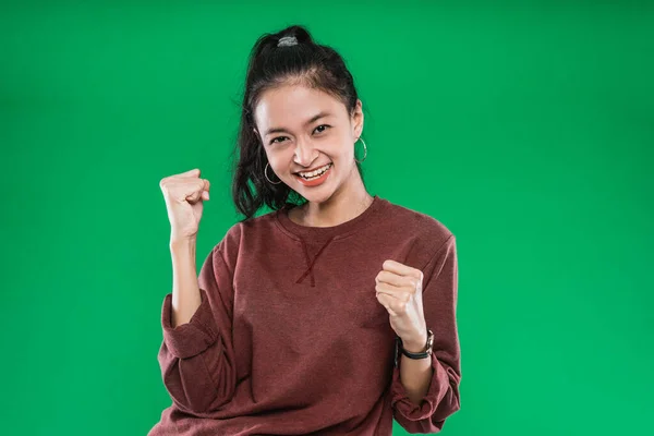 Вродлива азіатська дівчина, що виказує свою вдячність за стиснуті кулаки і підняла дві руки. — стокове фото