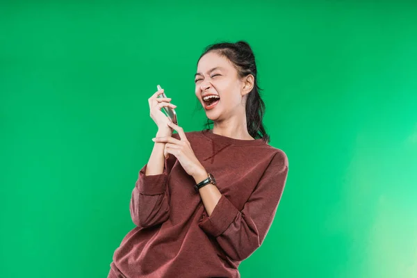 Portrait belle femme parle au téléphone avec quelqu'un, expression rire heureux — Photo