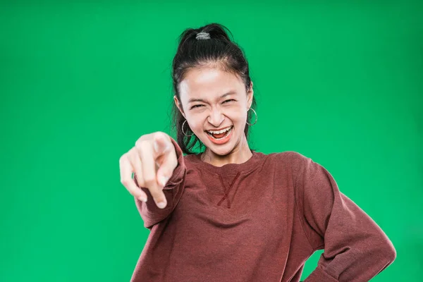 Mooi jong aziatisch vrouw glimlachen gelukkig terwijl wijzend naar de camera — Stockfoto